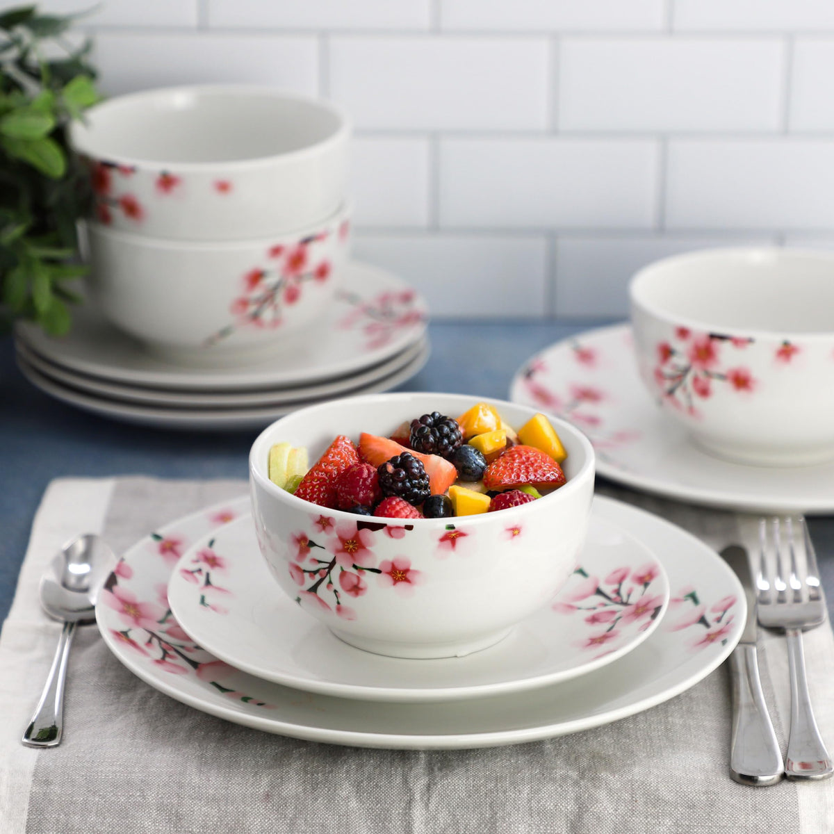 12 Piece Porcelain Dinnerware Set, Service for 4 W25713
